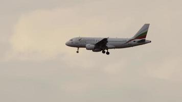 moscou, federação russa, 29 de julho de 2021 - avião de passageiros da bulgaria air aproximando-se para pousar no aeroporto internacional de sheremetyevo, moscou svo video
