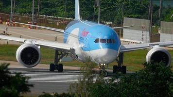 Phuket, Tailandia novembre 26, 2016 - tui airways thomson boeing 787 sognatore g tuid girare pista di decollo prima partenza a Phuket aeroporto. piovoso tempo metereologico video