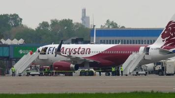 almaty, cazaquistão, 4 de maio de 2019 - passageiros embarcando no fly atystan airbus a320. Aeroporto Internacional de Almaty, Cazaquistão video