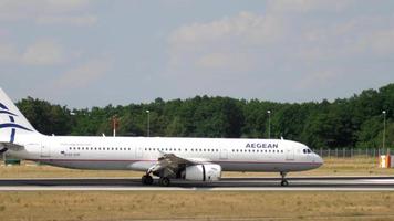 francoforte am principale, Germania luglio 18, 2017 - Egeo airbus 321 sx dvp rullaggio dopo atterraggio su pista di decollo 7l. fraporto, francoforte, Germania video