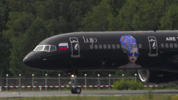 novosibirsk, federación rusa 15 de julio de 2022 - avión de pasajeros de azur air con librea de lujo art joy rodando a la pista. aviones de reacción premium en la calle de rodaje. concepto de turismo y viajes video
