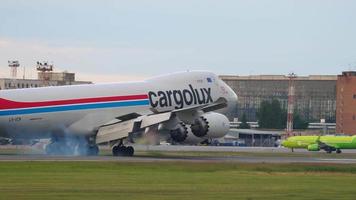 novosibirsk, federación rusa 10 de junio de 2020 - cargolux boeing 747 lx vcn aterrizaje y desaceleración. aeropuerto de tolmachevo, novosibirsk video