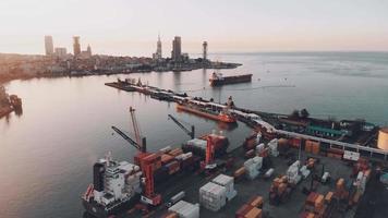 batumi, geórgia, 2021 - navio de carga com vista aérea ascendente no porto de batumi ancorado com muitos contêineres carregados. transporte marítimo no mar negro cáucaso video