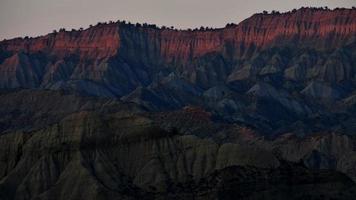 Statisches 4k-Tag-zu-Nacht-Zeitraffer-rotes Sonnenuntergangslicht über wunderschönen Felsformationen in der berühmten Stätte Mijniskure im Vashlovani-Nationalpark. Georgien Kaukasus Naturlandschaften video