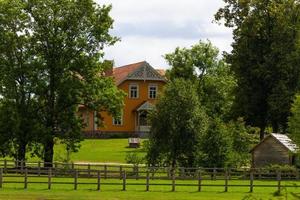 casas antiguas en el campo letón foto