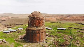 ani - capitale arménienne du passé. plateau avec des ruines d'églises. ville aux 1001 églises. l'église du rédempteur video