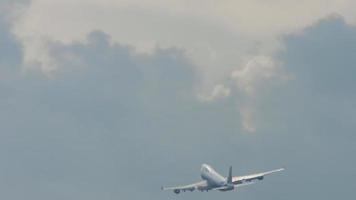 breed lichaam vier motor vliegtuig duurt uit en aanwinsten hoogte in grijs bewolkt lucht video