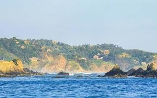 mazunte mexico hermosa playa paradisíaca con montañas acantilados rocas olas. foto