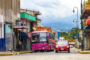 merced san jose costa rica 2021 colorido calle carros tiendas edificios gente san jose costa rica. foto