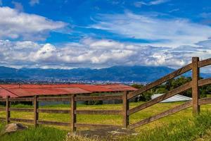 hermoso montana paisaje ciudad panorama bosque arboles naturaleza costa rica. foto