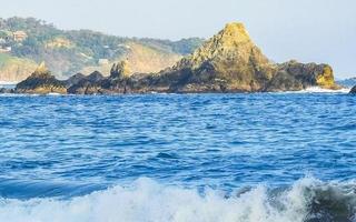 mazunte mexico hermosa playa paradisíaca con montañas acantilados rocas olas. foto