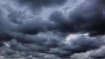 el cielo oscuro con nubes pesadas que convergen y una tormenta violenta antes de la lluvia. cielo y medio ambiente con mal tiempo o de mal humor. emisiones de dióxido de carbono, efecto invernadero, calentamiento global, cambio climático foto