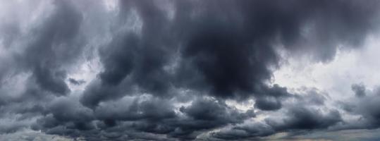 el cielo oscuro con nubes pesadas que convergen y una tormenta violenta antes de la lluvia. cielo y medio ambiente con mal tiempo o de mal humor. emisiones de dióxido de carbono, efecto invernadero, calentamiento global, cambio climático foto