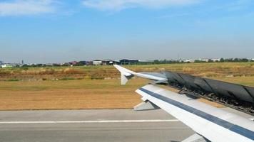 het vliegtuig dat landt en remt op de luchthaven van bangkok, thailand. video