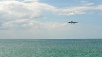 avión de fuselaje ancho acercándose sobre el océano, aeropuerto internacional de phuket video