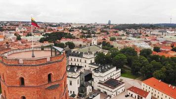 Vista aérea de la famosa torre del castillo de Gediminas y el fondo panorámico de la ciudad de Vilnius en la capital de Europa del Este video