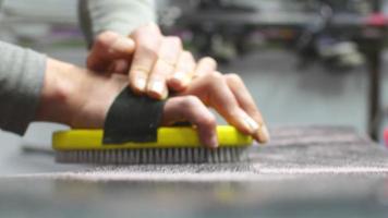 cepillo amarillo en la capa de snowboard de cepillo de mano para la preparación de snowboard para la temporada video