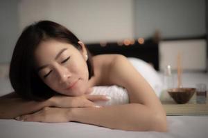 asiáticos hermosa mujer dormir spa y masaje relajante, tiempo de relajación después de cansarse del trabajo duro, gente de tailandia foto