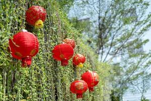 las lámparas rojas chinas tradicionales se cuelgan para la decoración en el evento chino. foto