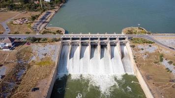 una vista aérea de la presa pasak jolasid, provincia de lopburi, tailandia. rastreando el movimiento de las compuertas que están liberando agua en los canales rurales en enormes cantidades de agua. foto