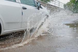 conduciendo en carretera inundada foto