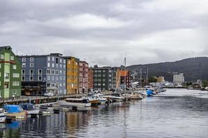 ciudad nórdica de trondheim con coloridas mangueras viejas - 13 de julio de 2022 foto