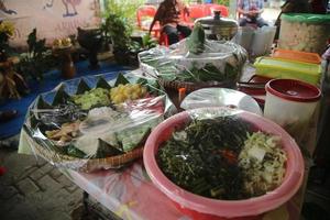 comida tradicional java. la celebración del año nuevo hijri o el mes de sura en la tradición javanesa sirve arroz tumpeng y sus guarniciones alrededor del arroz tumpeng. foto