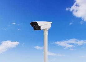 Las cámaras cctv se utilizan para visualización y seguridad, evitando robos, con un hermoso cielo de fondo.