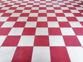 suelo de baldosas rojas y blancas simétricas con textura de cuadrícula en vista en perspectiva para el fondo.suelo de baldosas permanente. cuadrado blanco rojo hecho de material cerámico de piso foto