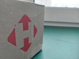 kyiv, ucrania - 6 de enero de 2023 caja de embalaje con el logotipo de la empresa foto