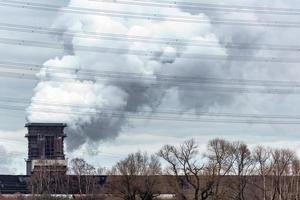 humo de una chimenea industrial foto