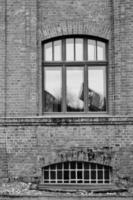 fachada de un edificio industrial de ladrillo foto
