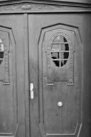 antigua puerta de madera con tirador foto