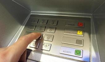 cajero automático o botón pin atm primer plano y dedo índice de la mano humana presionando el teclado para retirar el dinero mediante la banca privada con contraseña personal. foto