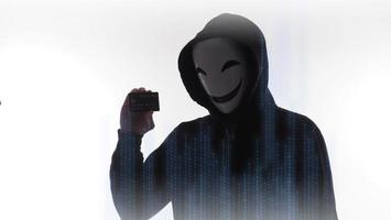 datos personales de tarjetas de crédito robados por un hombre anónimo con camisa de capucha negra. foto