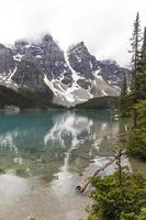 lago moraine, alberta, canadá foto