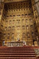 dentro de la catedral de sevilla foto