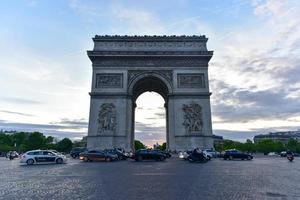 París, Francia - 15 de mayo de 2017 - tráfico alrededor del arco de triunfo de l'etoile en París, Francia. foto