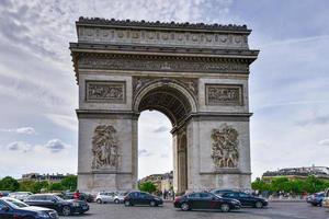 paris, francia - 17 de mayo de 2017 - el arc de triomphe de l'etoile es uno de los monumentos más famosos de paris, francia. foto