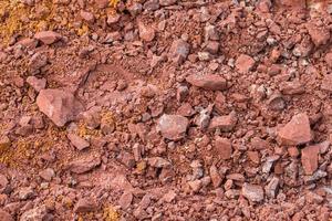 fondo de textura de subsuelo rojo. suciedad en la naturaleza. suelo rojo duro y compacto en el sitio de construcción. foto