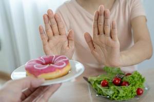 las mujeres están decididas a perder peso absteniéndose de los refrigerios azucarados y almidonados. foto