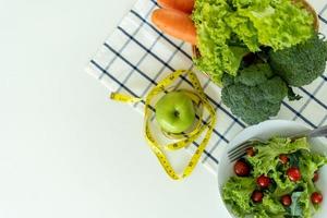 los alimentos que contienen verduras y frutas son buenos para la salud. pérdida de peso y concepto de dieta foto