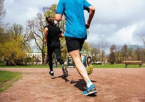 gotemburgo, suecia 03 05 2017 personas desconocidas corriendo en el parque. concepto de jogging foto