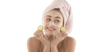 mascarilla facial, tratamiento de belleza spa, cuidado de la piel. mujer recibiendo cuidado facial foto