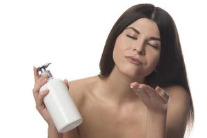 cuidado del cuerpo. mujer aplicando loción o crema hidratante en su cuerpo foto