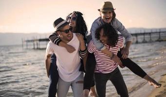 amigos divirtiéndose junto al lago foto