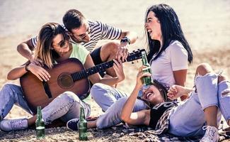 amigos divirtiéndose junto al lago foto