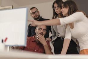 gente de negocios trabajando en la sala de conferencias foto