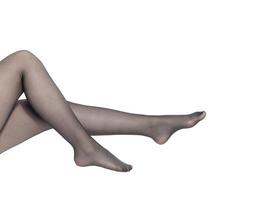 Hermosas piernas de mujer bien arregladas de cerca en un fondo blanco aislado, foto