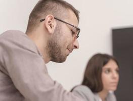 gente de negocios trabajando en la sala de conferencias foto